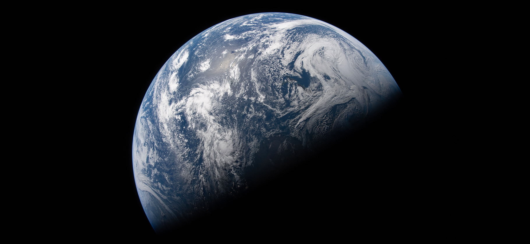 NASA опубликовало 12 тысяч снимков с мис­сии «Арте­мида⁠⁠-⁠⁠2» — с Луной, Землей и Галак­тикой