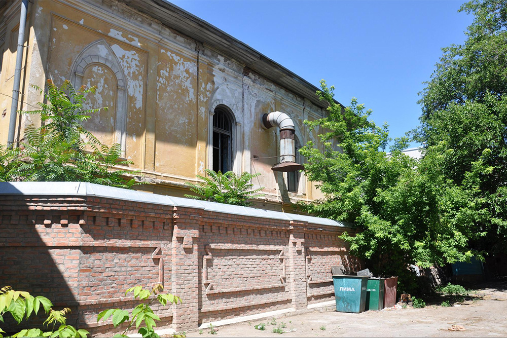 Персидская мечеть 1860 года постройки. В советские годы здесь располагался швейный цех, сейчас здание заброшено