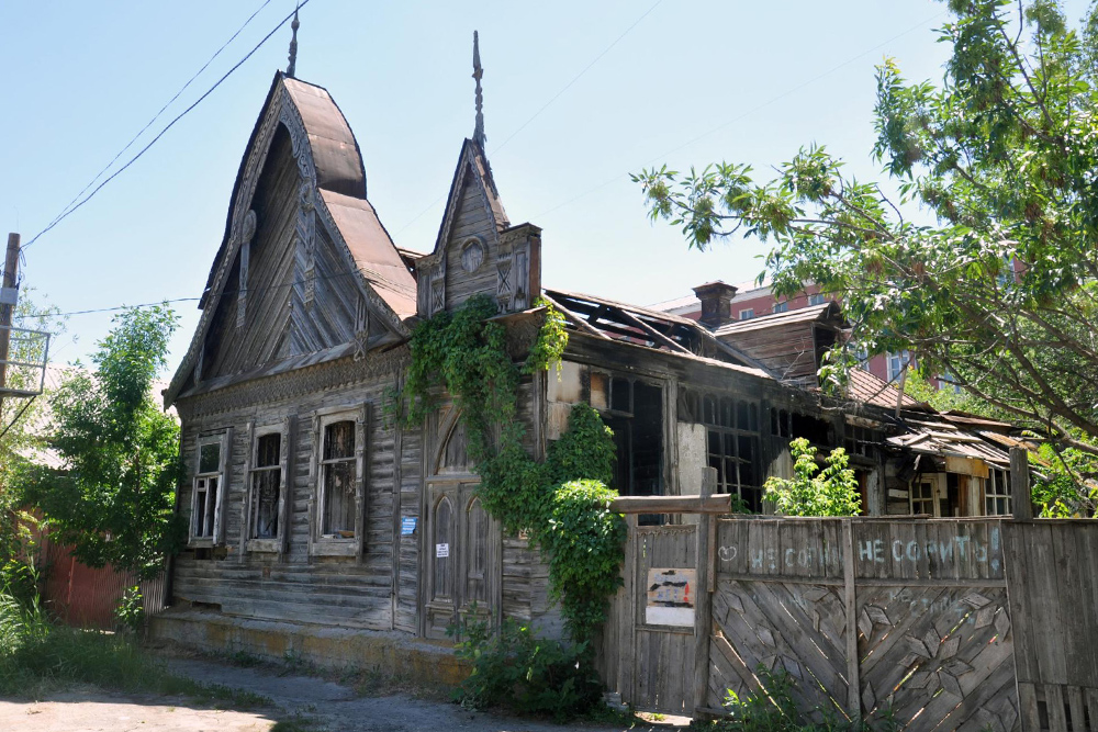 Уникальный для Астрахани деревянный дом в стиле северного модерна. Сгорел