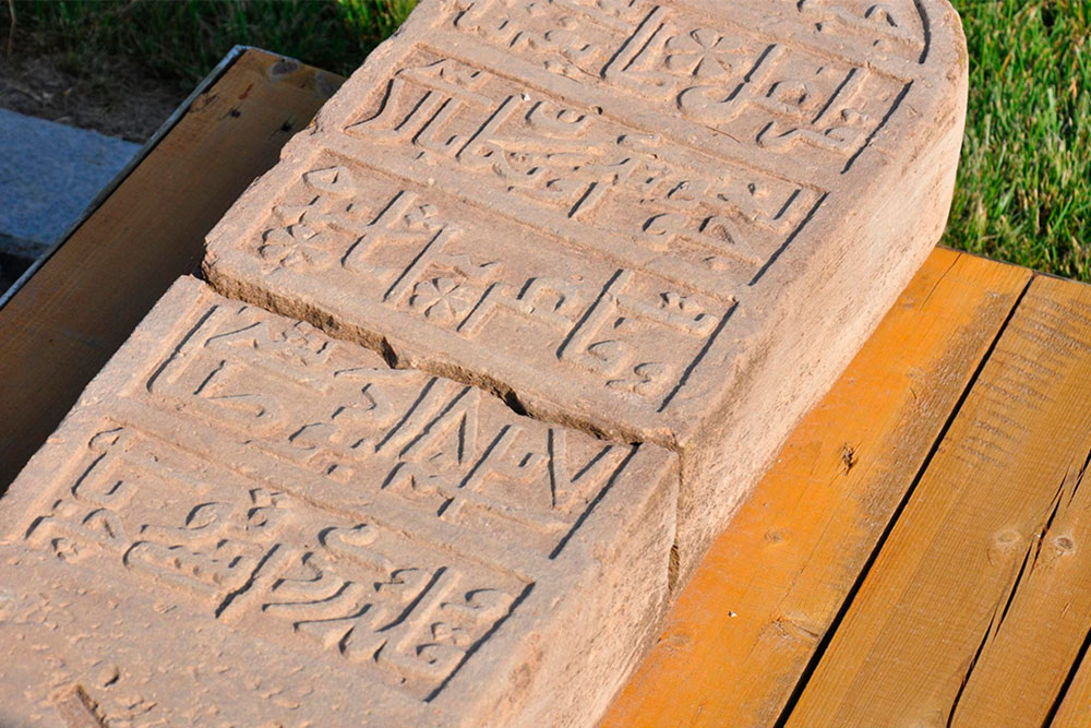 Одна из могильных плит, найденная на территории кремля в ходе раскопок. Всего таких плит было обнаружено около десяти, судя по надписям, принадлежат они разным культурам