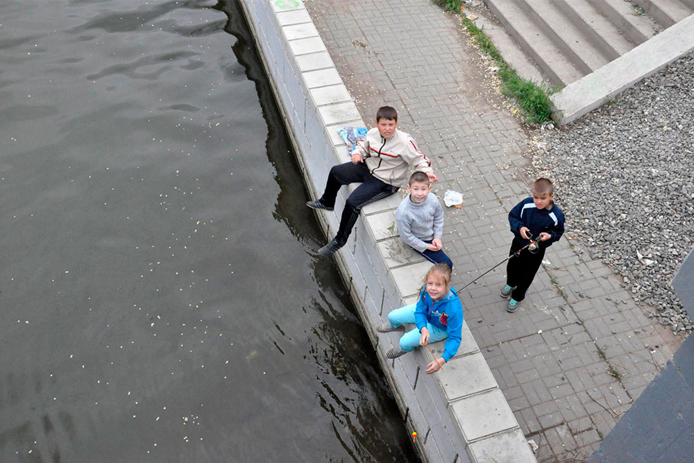Дети ловят рыбу прямо в центре города