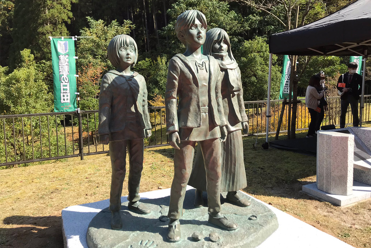 В 2020 году в городе Хита, где родился мангака, были установлены статуи Эрена, Микасы и Армина. Источник: ANN