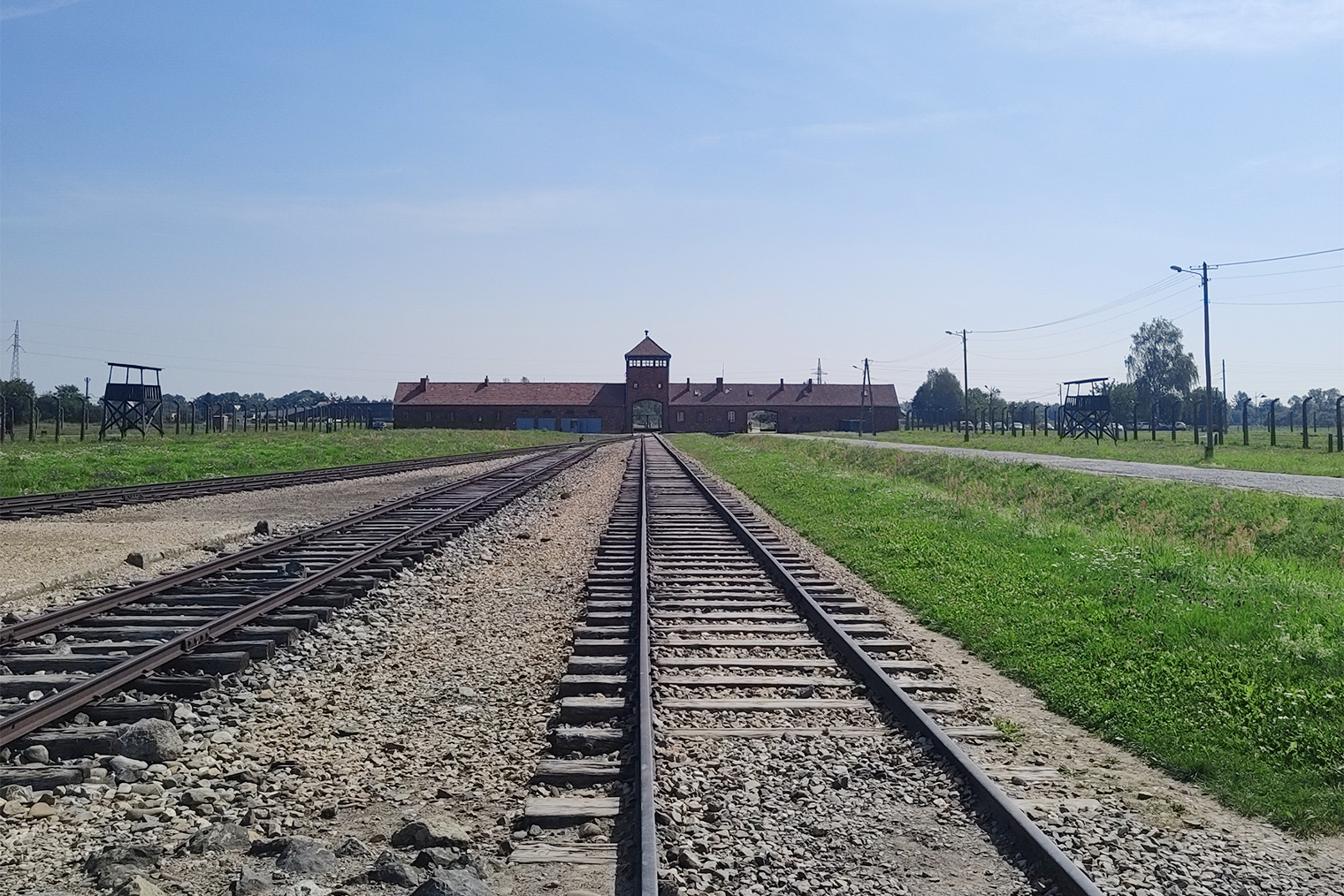 Ворота лагеря смерти «Аушвиц⁠-⁠2 — Биркенау»