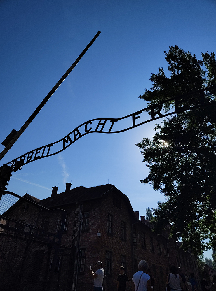 Ворота в «Аушвиц⁠-⁠1» с надписью Arbeit Macht Frei, что переводится с немецкого как «труд освобождает». Но в концлагере никого не освобождали, заключенные работали, пока были силы. Большинство умирали в его стенах