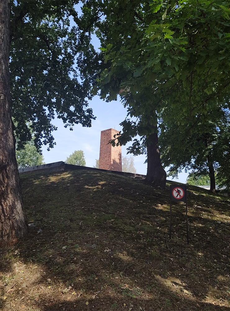 Место над крематорием «Аушвица⁠-⁠1», где в 1947 году был казнен через повешение комендант концлагеря Рудольф Хесс