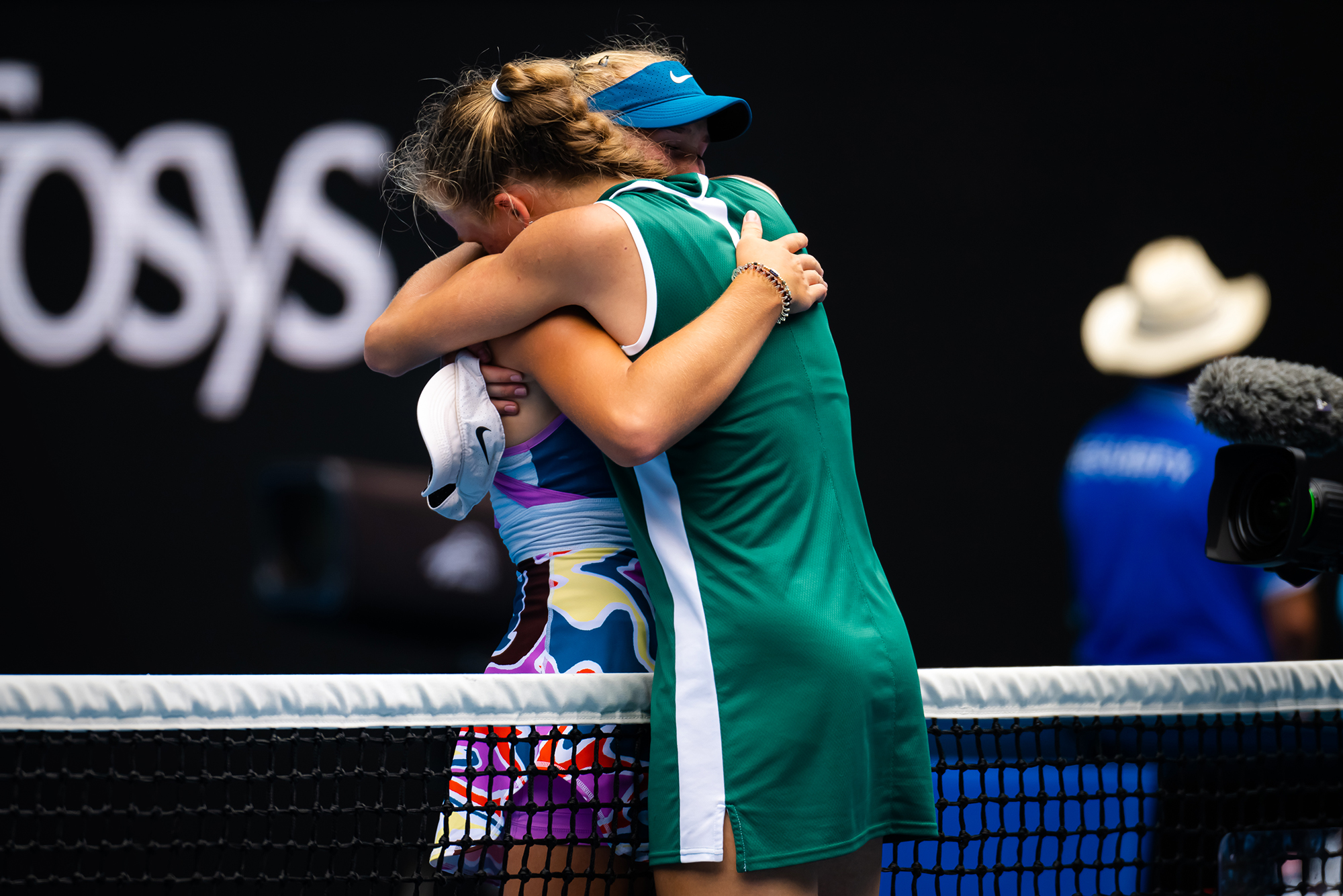 Мирра Андреева и Арина Корнеева после финального матча среди юниорок. Источник: Robert Prange / Getty Images