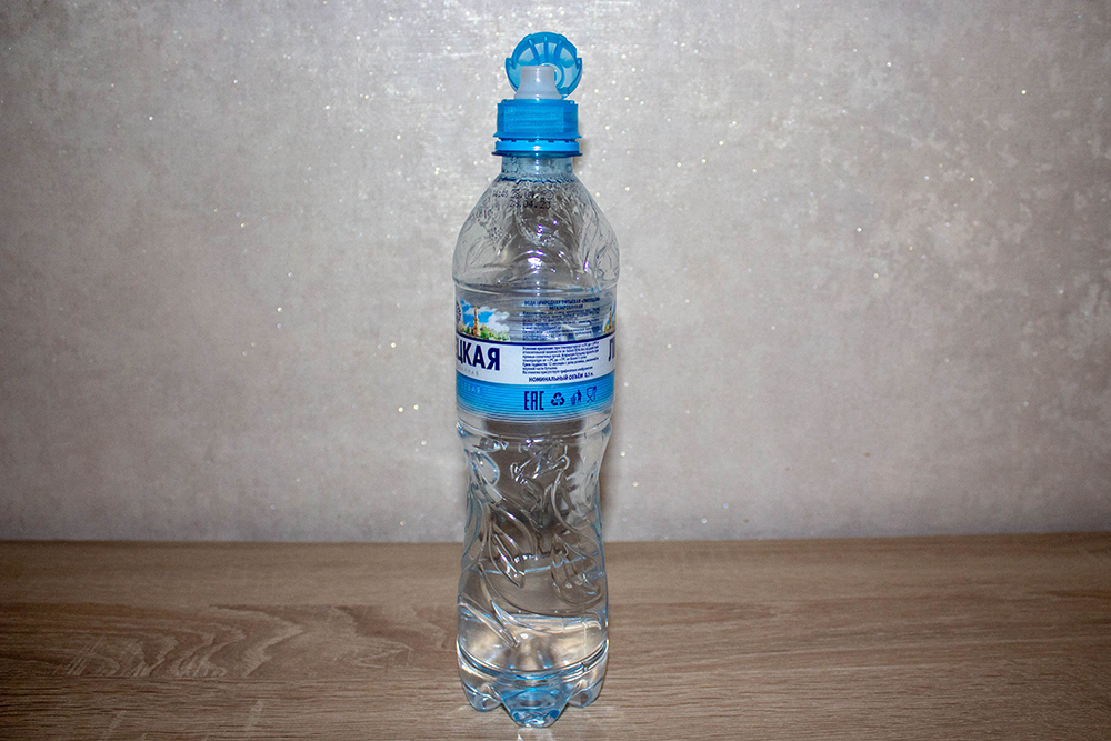 Предпочитаю брать бутылки с такой крышкой — через них удобнее пить, а риск подавиться минимален