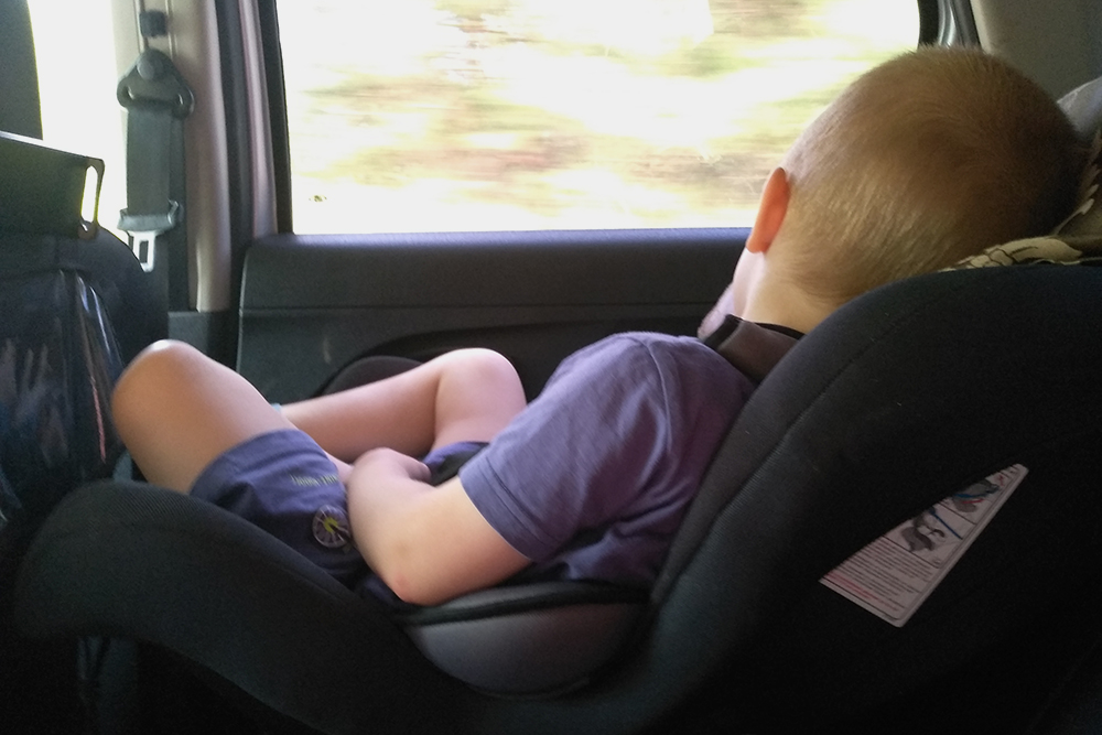 Иногда подкладываю подушку под голову — так сын тоже быстрее засыпает