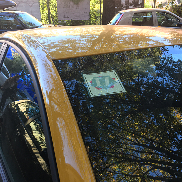Знак «П» на стеклах машины означает, что у водителя пробные права
