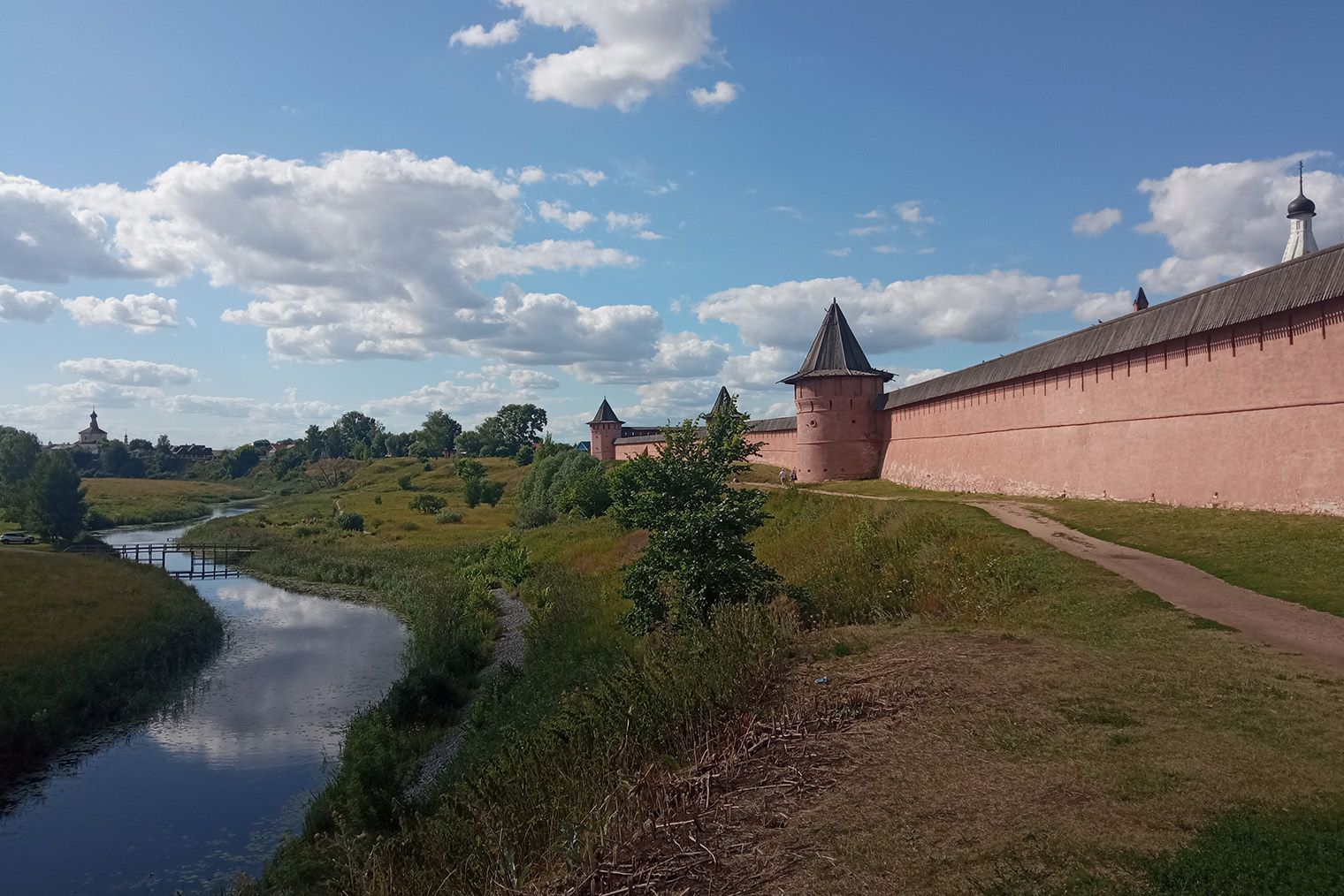 Река Каменка и стены Спасо-Евфимиева монастыря в Суздале