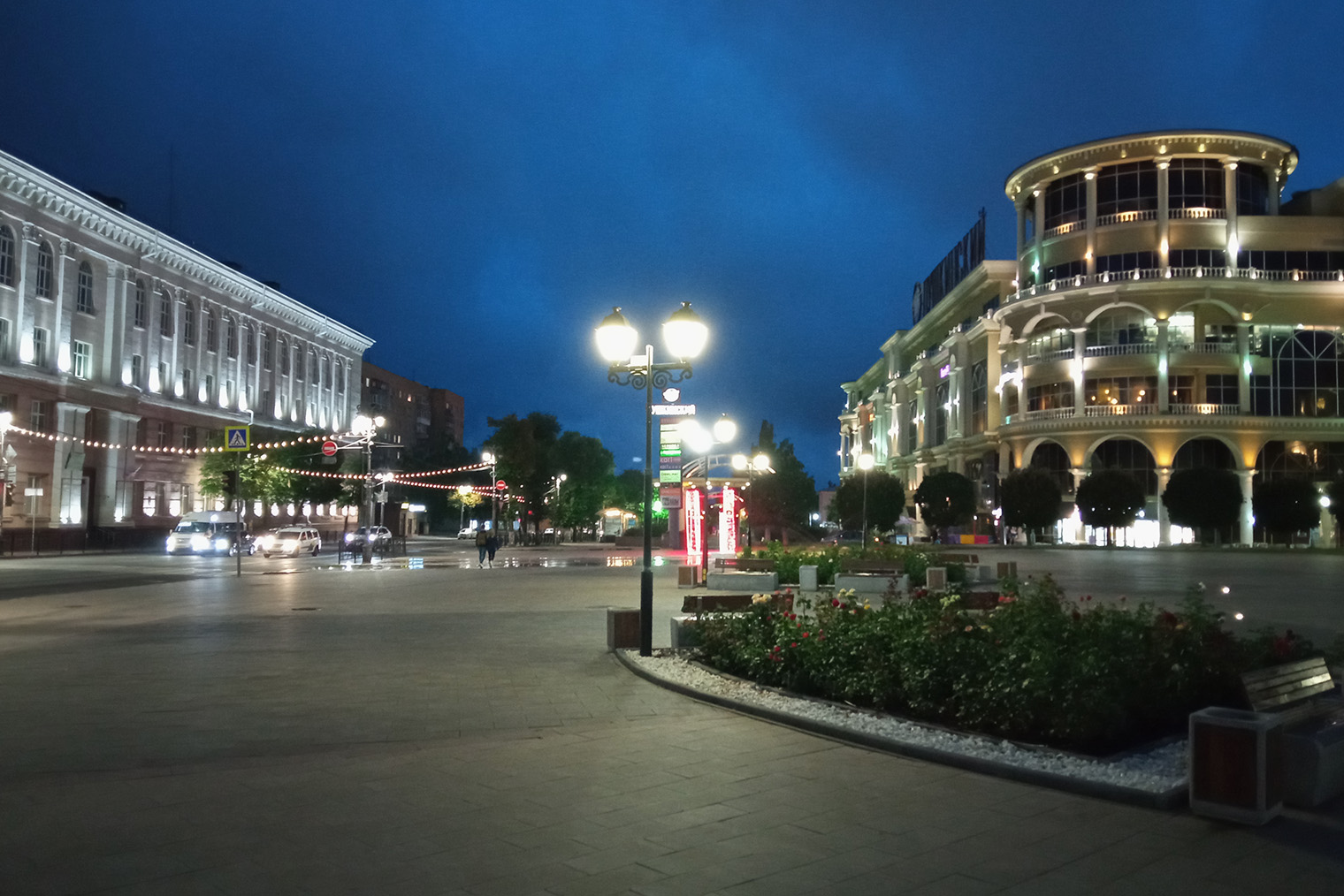 Вечерняя Театральная площадь в Курске