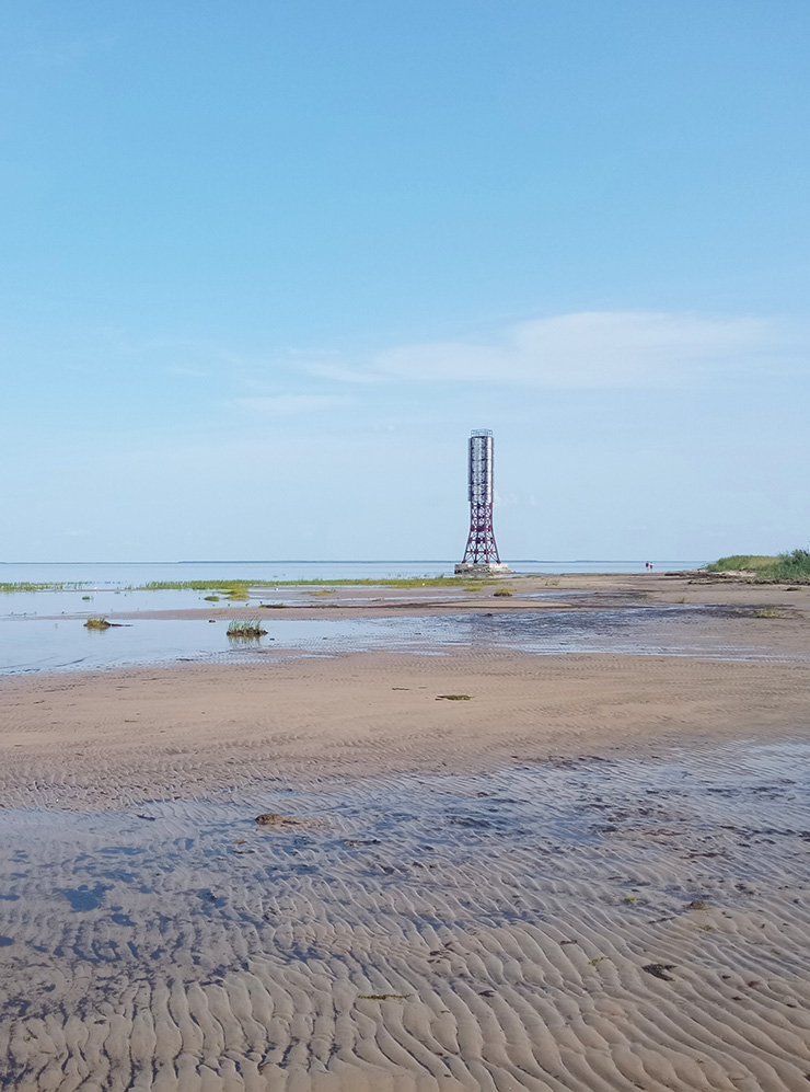 Заброшенный маяк на Северной Двине и песчаная отмель