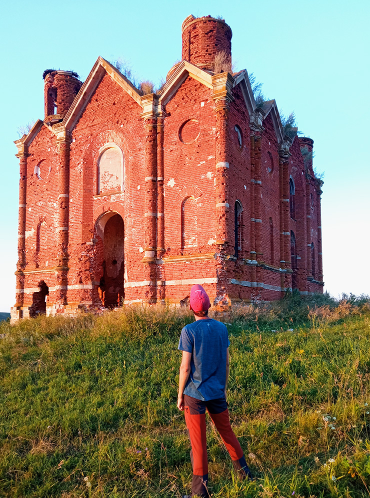 Руины церкви Владимирской иконы Божией Матери в бывшем селе Репьевка