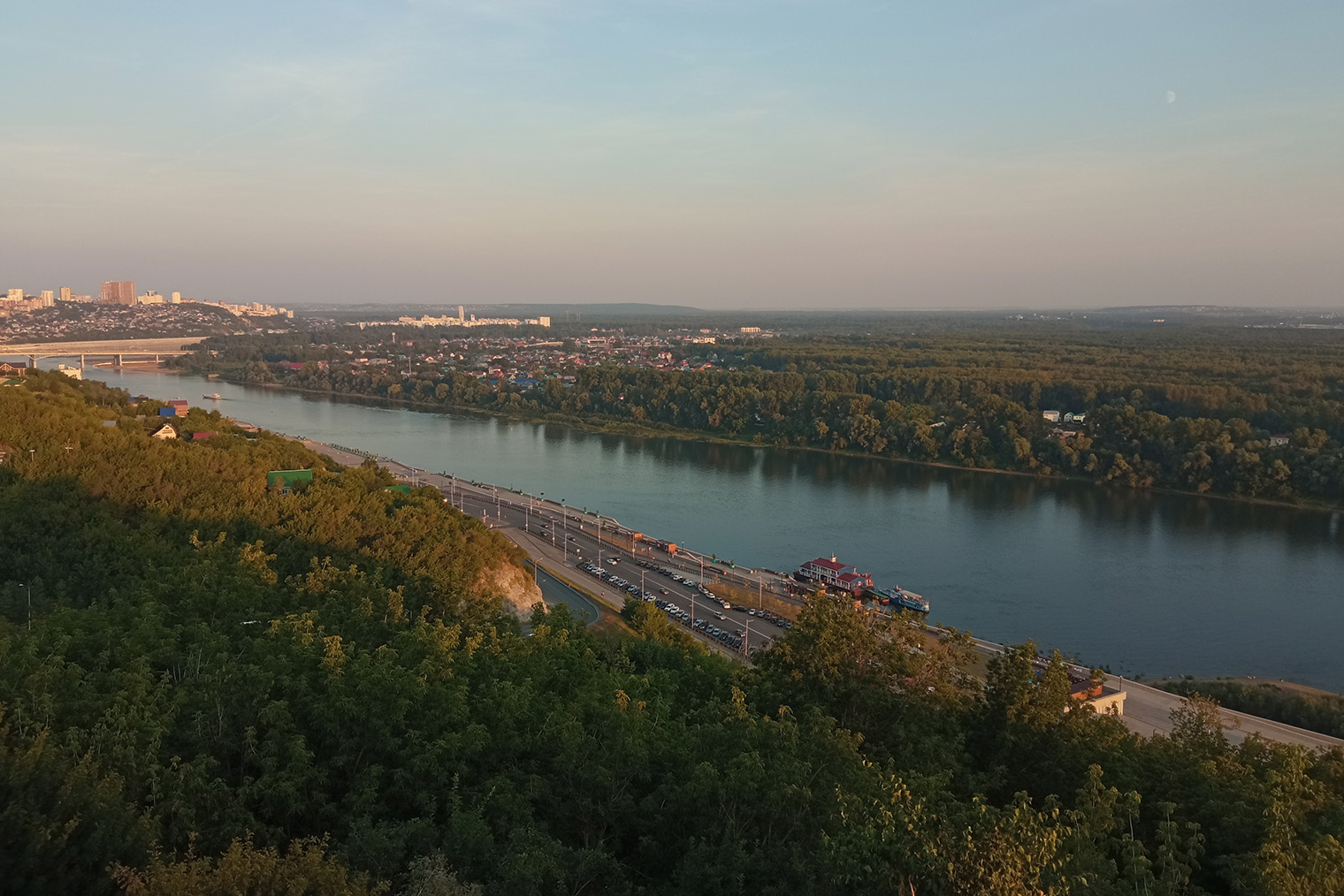 Вид на набережную реки Белой от памятника Салавату Юлаеву
