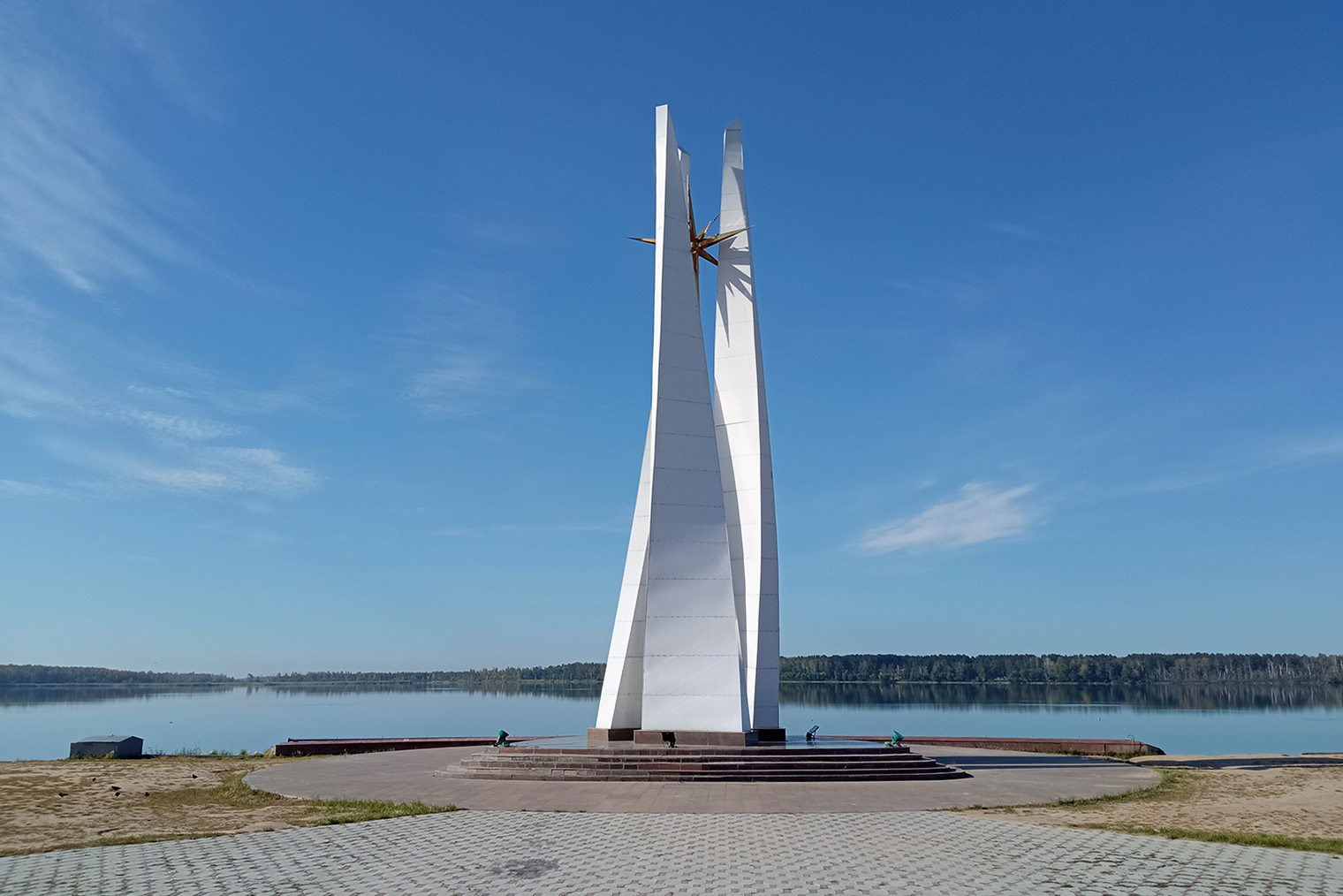 Стела «Северная звезда» у Пестрого озера на окраине Петропавловска