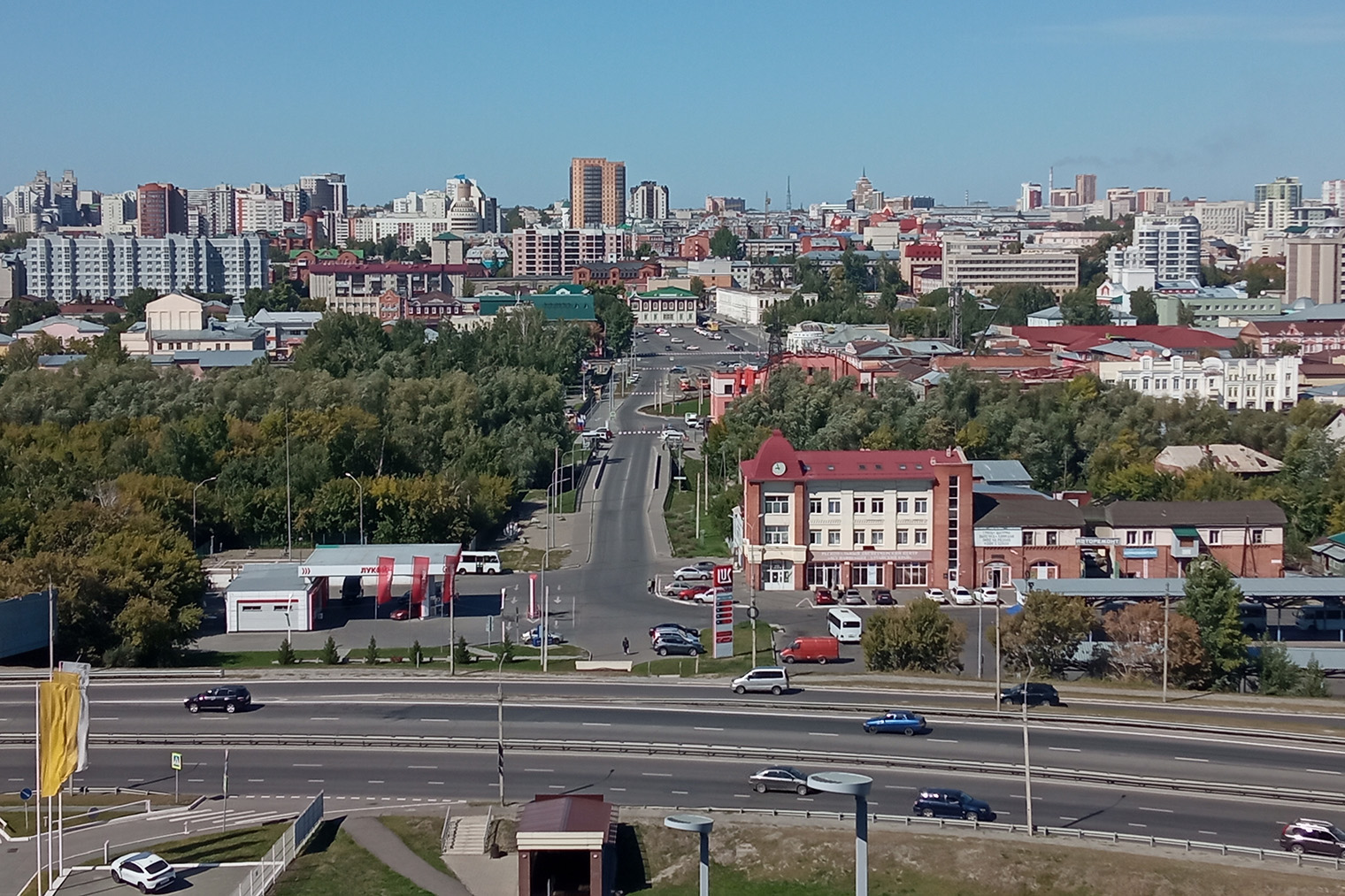 Вид на Барнаул с холма в центре города