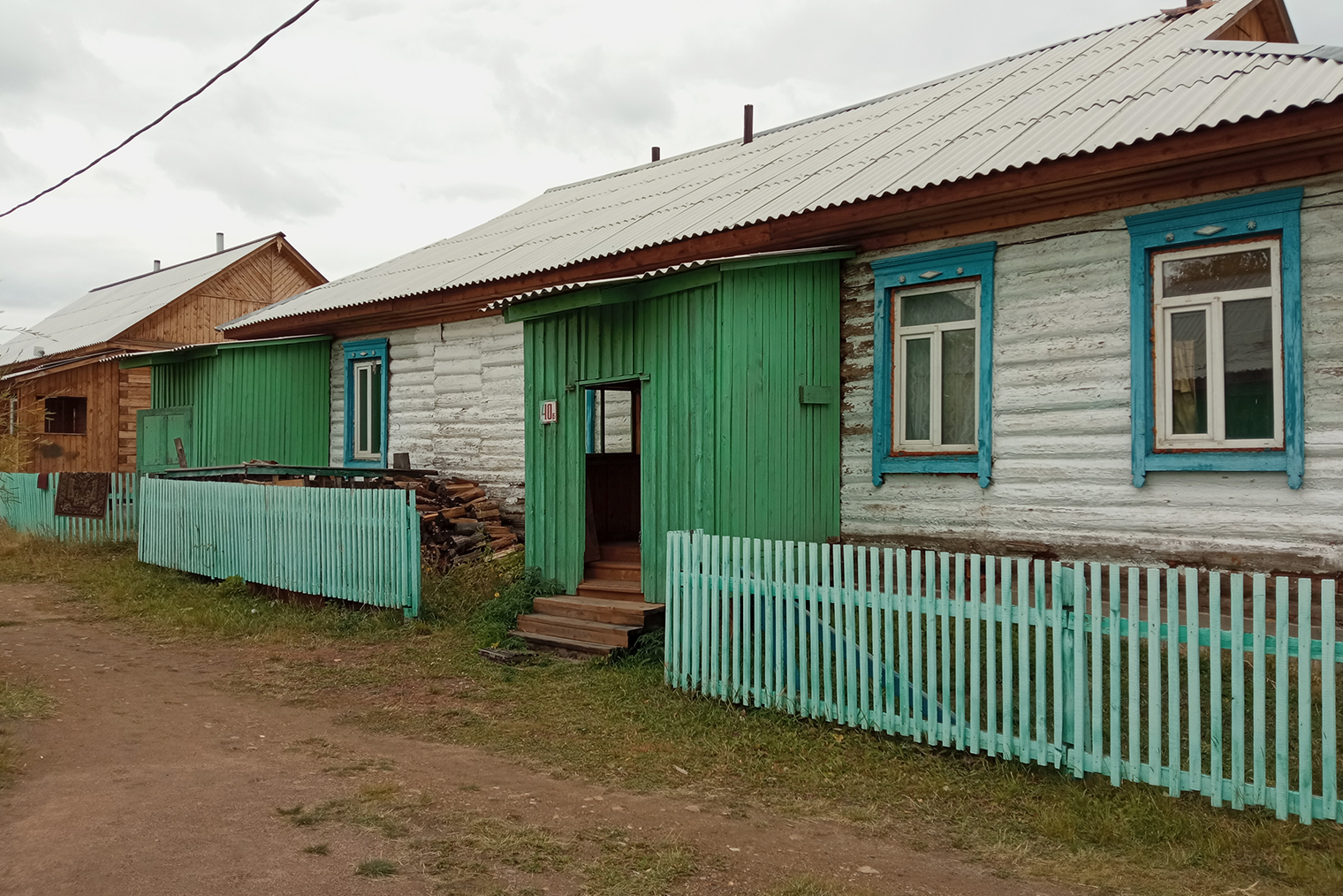 Дома монахов ничем не отличаются от русских деревенских строений