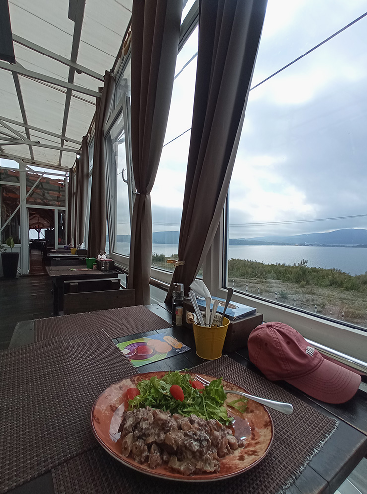 Обед в кафе Octopus с видом на остров Русский
