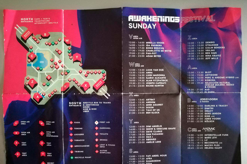 Такие карты выдают у входа на фестиваль: тут обозначены сцены, указано расписание выступлений артистов и инфраструктура фестиваля