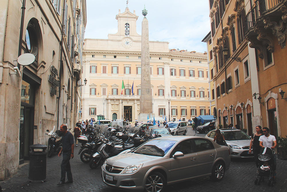 Улицы Рима плотно заставлены автомобилями и мопедами