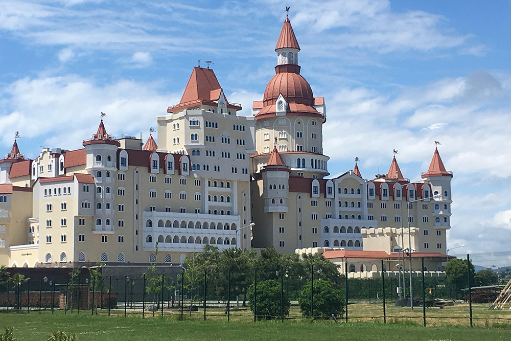 Сочинский отель «Богатырь» стилизован под замок. 99% моих знакомых сочинцев терпеть не могут это здание