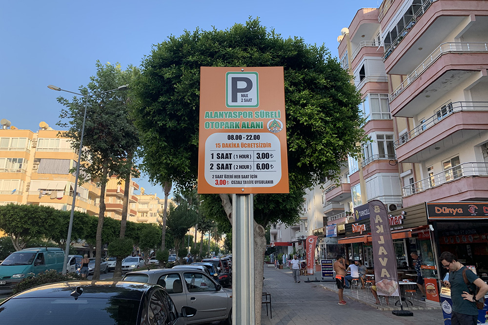 При этом парковка в разрешенных местах недорогая: 3 TL (30 ₽) в час