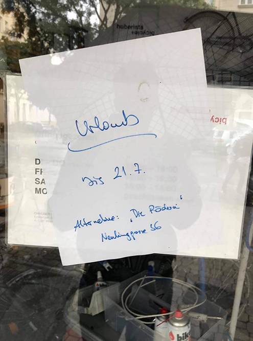 Объявление на двери мастерской по ремонту велосипедов: «Отпуск до 21.07». Владелец заботливо указал адрес, где тоже можно отремонтировать велосипед
