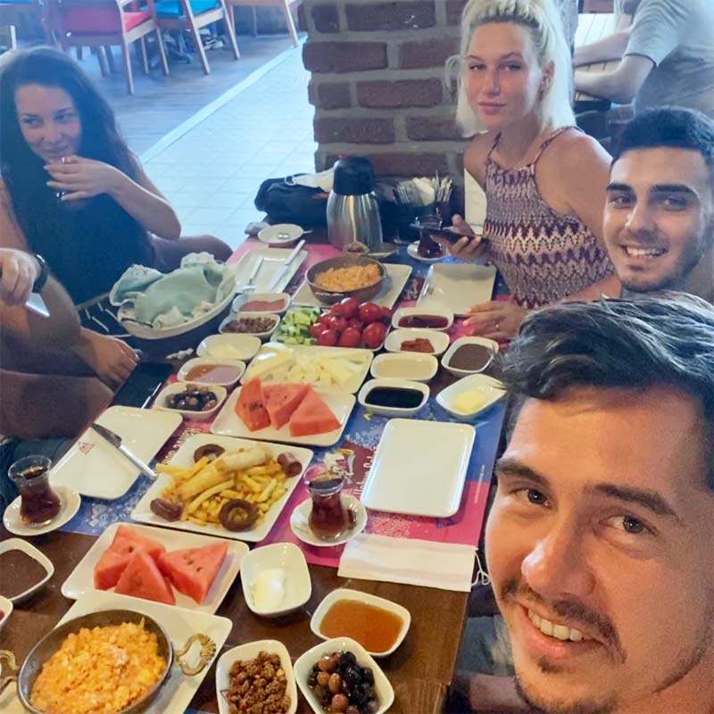 Типичный турецкий завтрак в кафе: нас было шесть человек, а весь заказ обошелся в 120 TRY