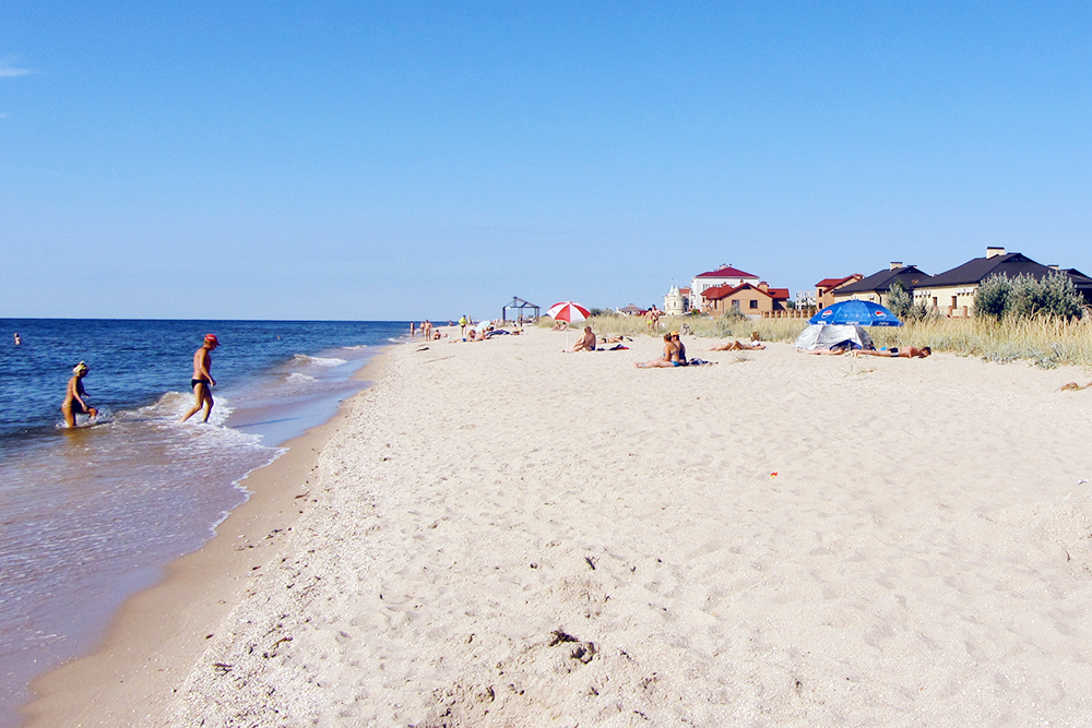 На пляже отдыхающие чаще всего самостоятельно устанавливают тенты или зонтики, чтобы не обгореть на солнце