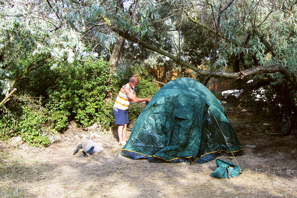 Устанавливаем палатку в кемпинге в Кучугурах на западной окраине Таманского полуострова