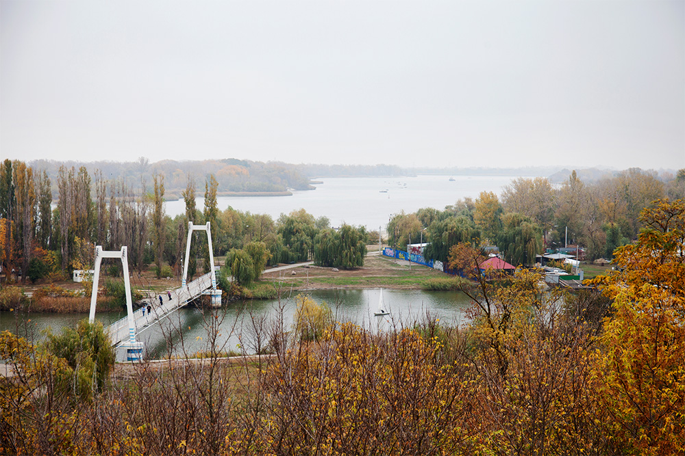 Со смотровой площадки видно подвесной вантовый мост через Азовку. Фото: Oxik / Shutterstock