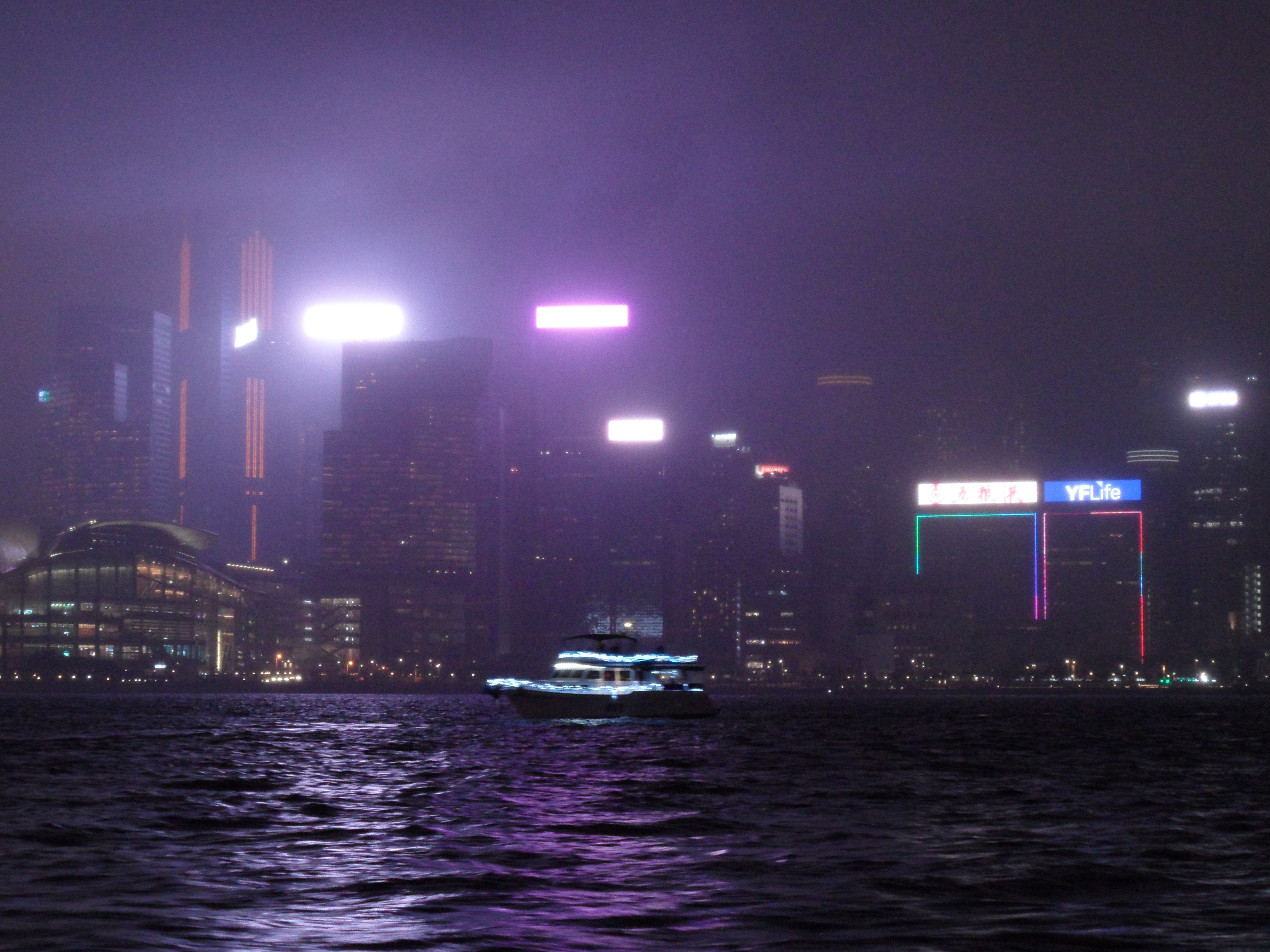 Прощаемся с Гонконгом, посмотрев на огни в ночном небе