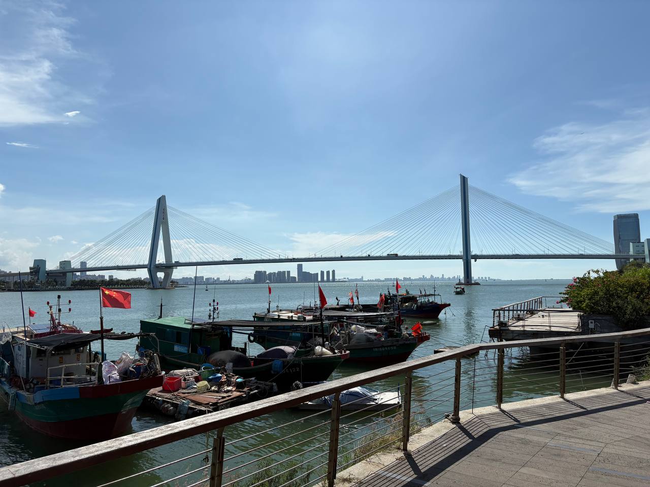 Набережная вдоль главного кампуса Хайнаньского университета