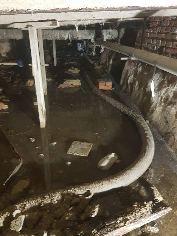 подвал в воде, подвал до чистки, ломаем пол чтобы построить новый