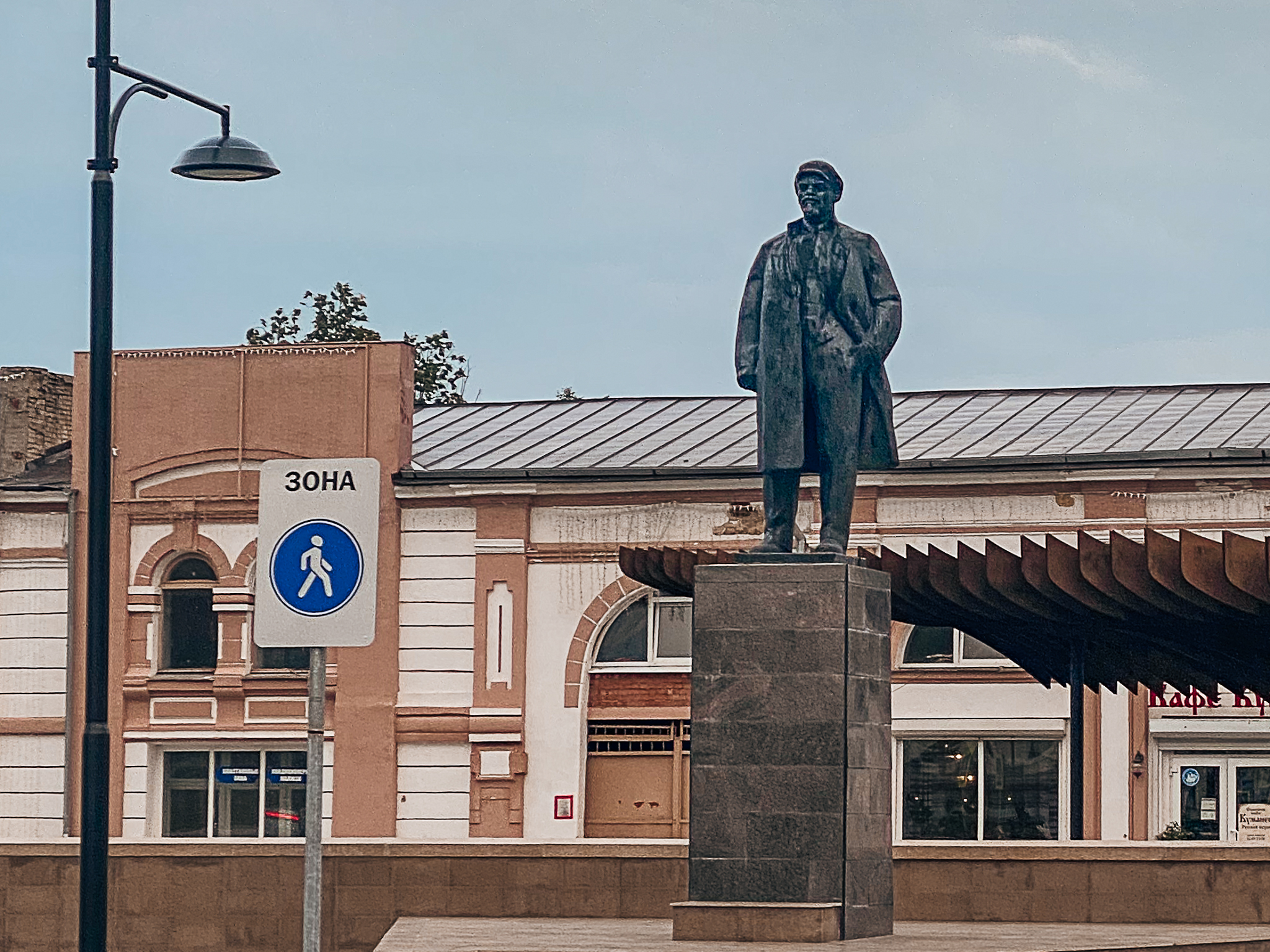 Ленин в кепке (что редкость) на фоне урбанизма. Год: неизвестен. II версия