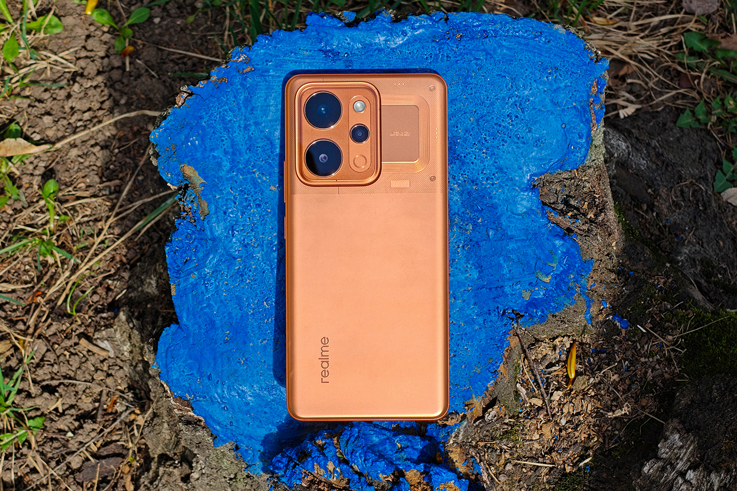 Realme P4 Power в оранжевом цвете. Есть также серебристая модель