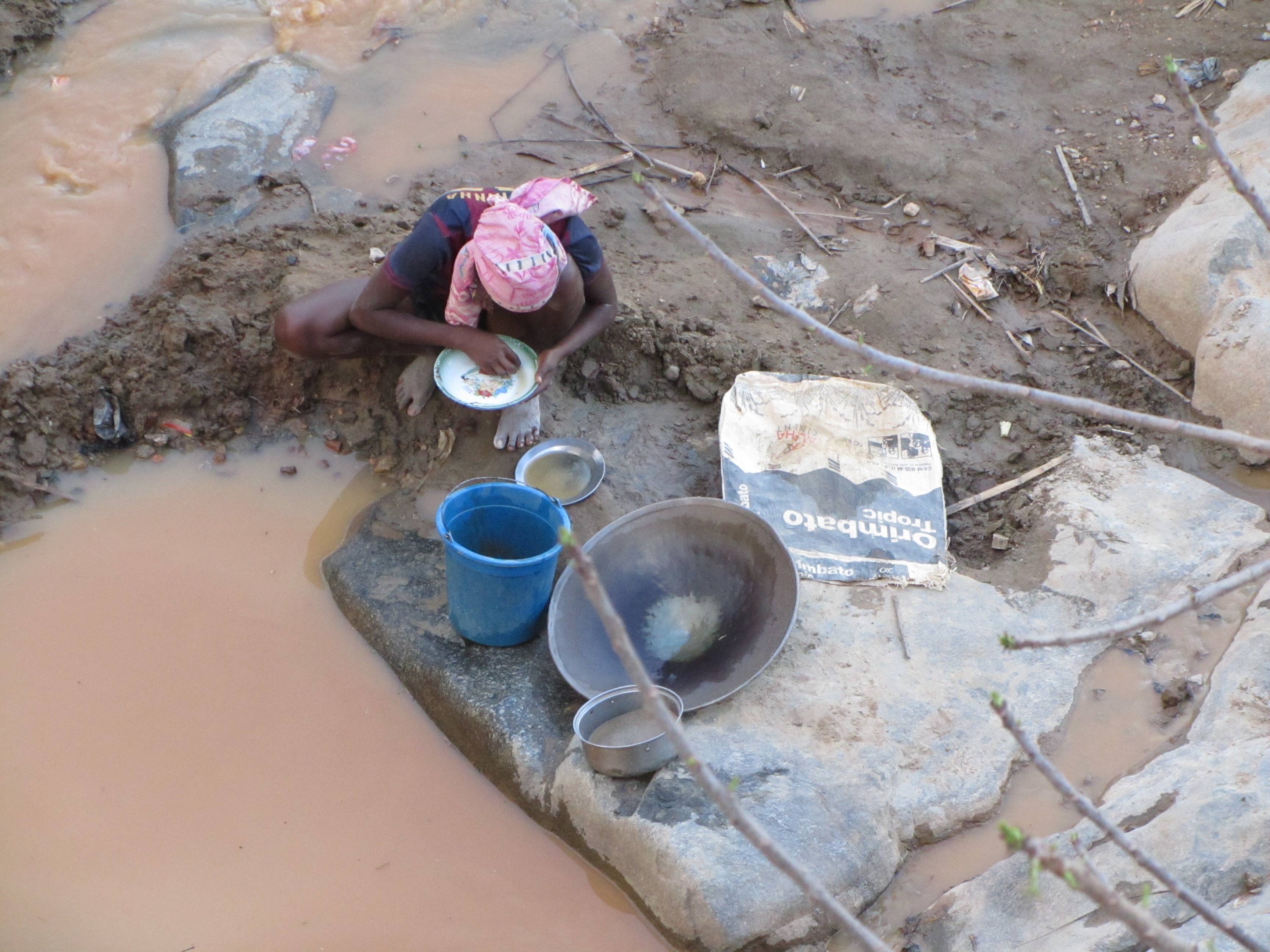 Женщина ищет золото