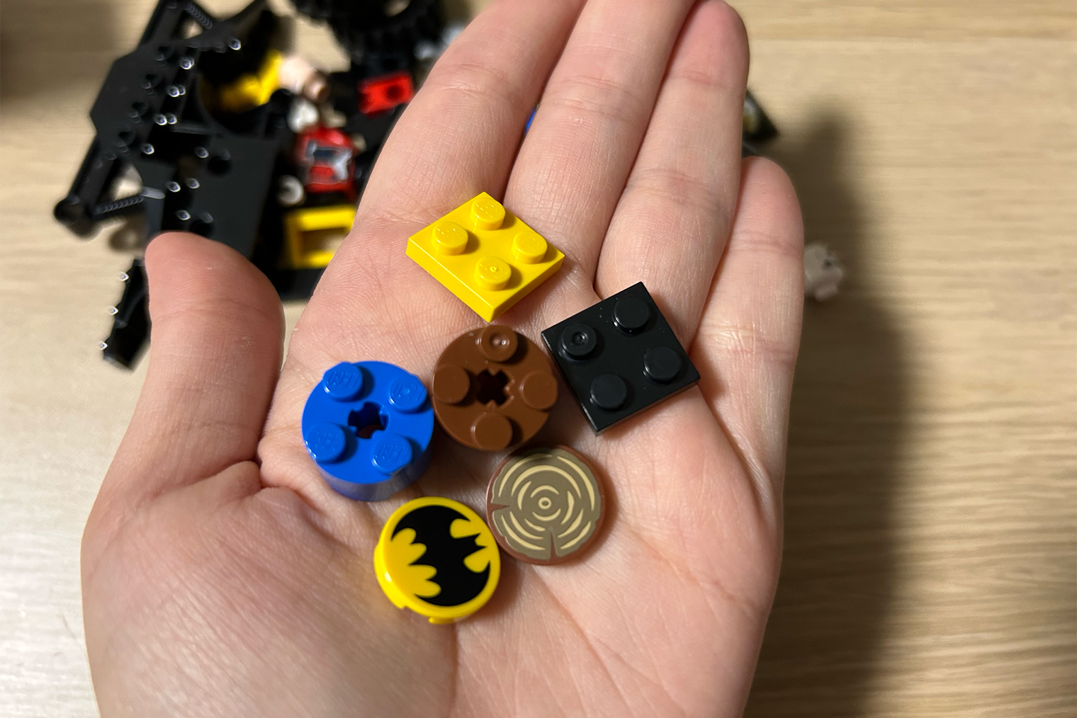 Желтые и синяя детали из набора «Лего», коричневые и черная — от Brick Labs