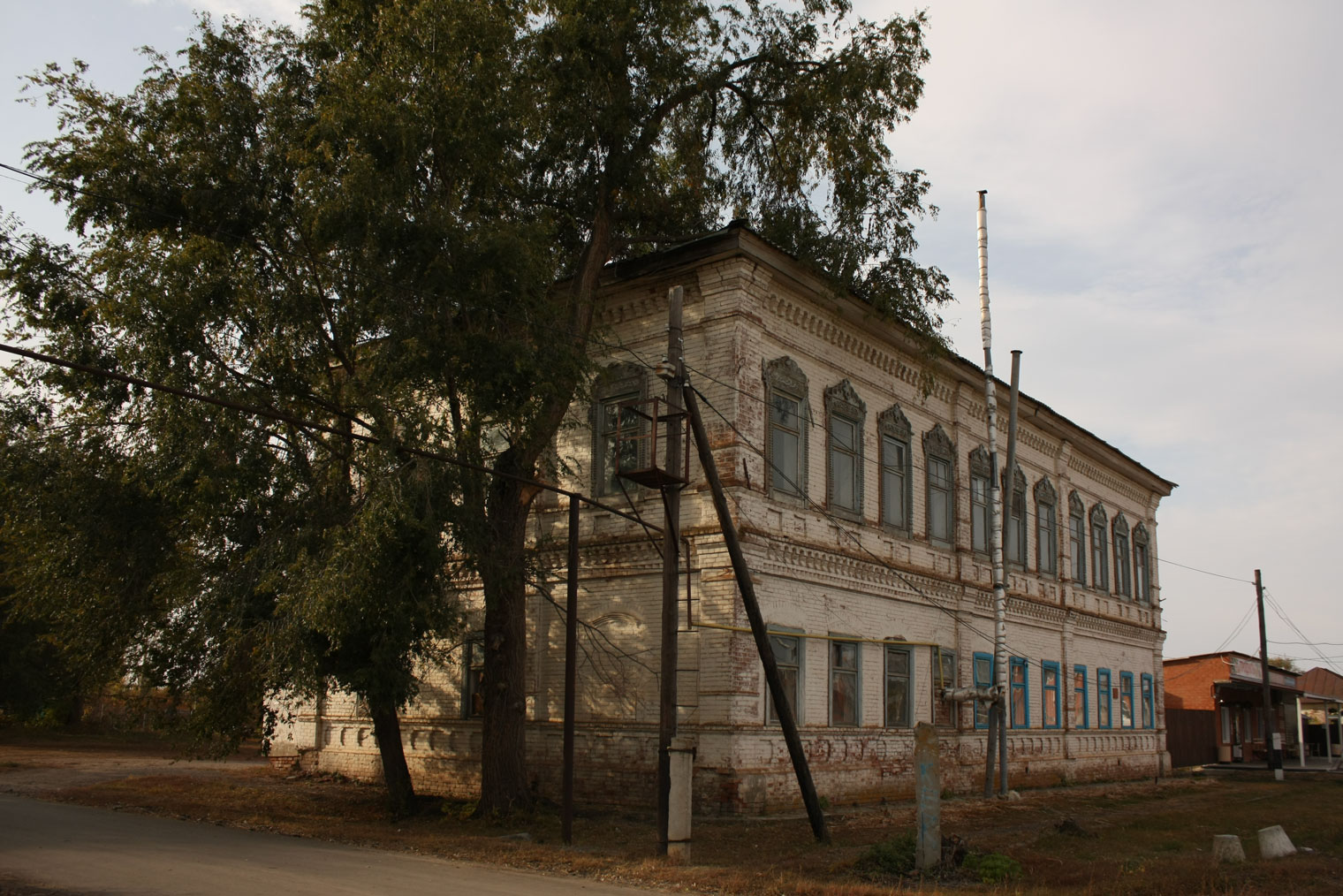 Здание немецкой школы напротив церкви в Зоркине. Позади — местный магазин