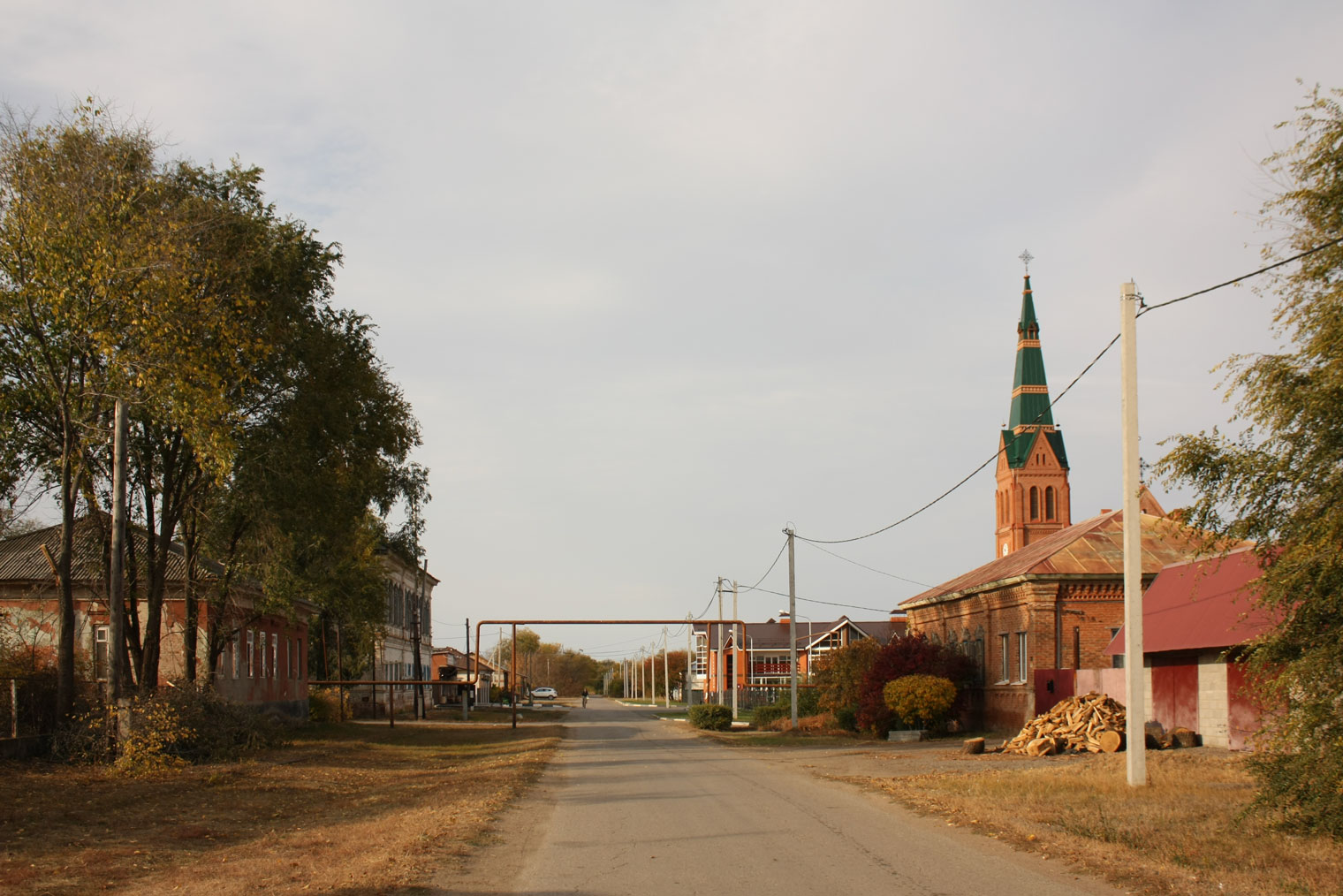 В деревне такие пустынные улицы. Справа и слева можно увидеть сохранившиеся немецкие дома