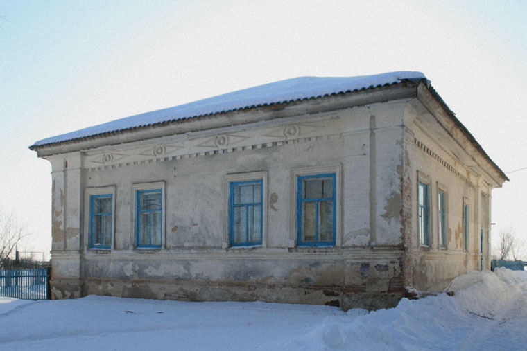 Базель — Васильевка. Так школьно-молитвенный дом выглядел в 2010 году, а сейчас даже этого нет. Источник: enc.rusdeutsch.ru