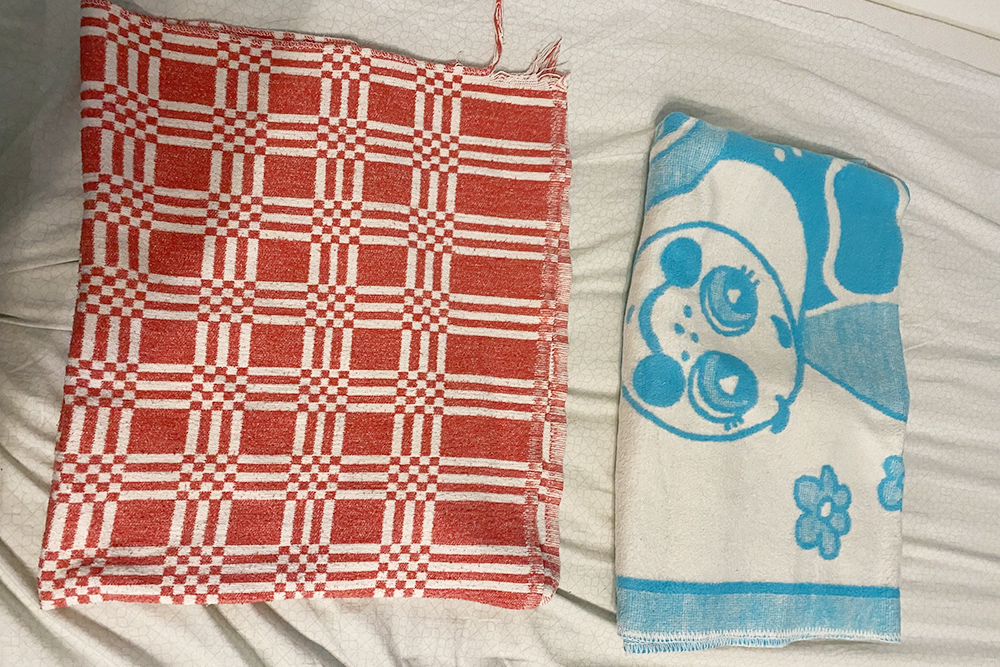 Справа — голубое одеяло из бокса, а слева — наше фамильное, которым укрывали еще мою маму, а затем меня и брата: оно гораздо мягче и приятнее к телу