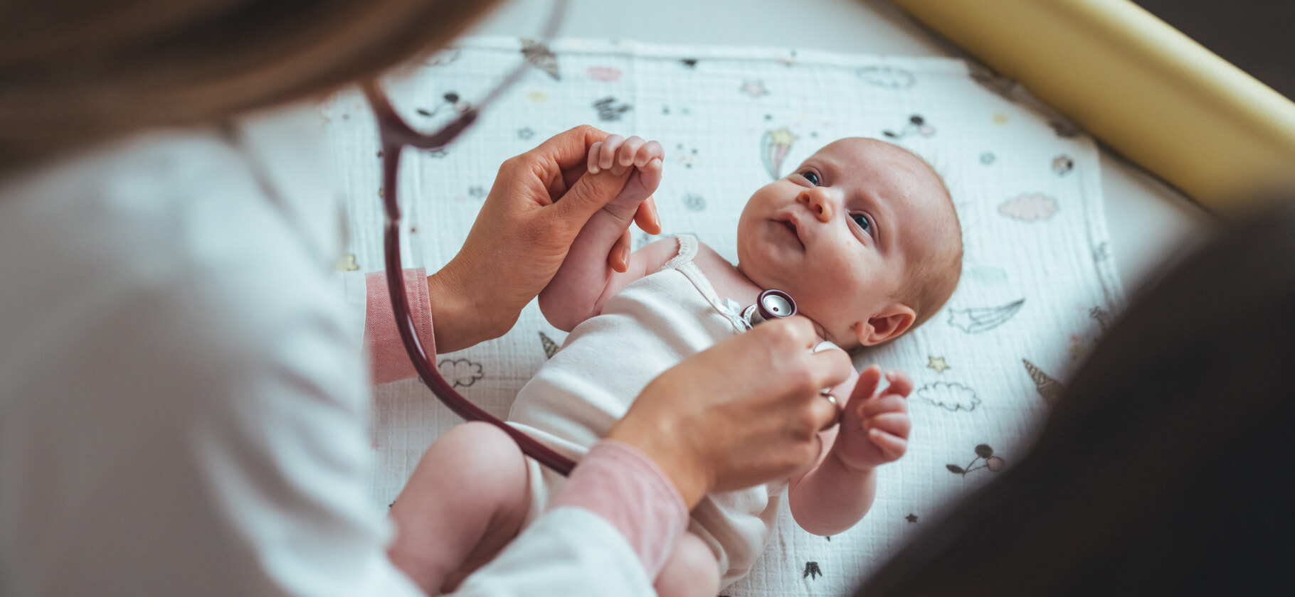 7 врачей, которым нужно пока­зать малыша первого года жизни