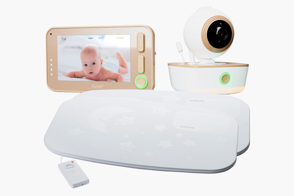 В комплект с радионяней обычно входит экран для наблюдения за ребенком, но бывают и другие дополнения. Например, монитор дыхания или колонка, которая реагирует на плач и включает малышу белый шум. Источник: akusherstvo.ru