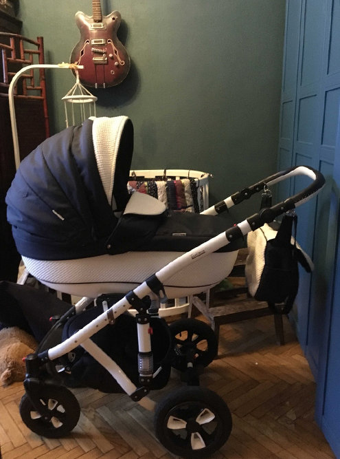 Первая коляска моего сына — классическая люлька: этим транспортом он пользовался с рождения и до пяти месяцев