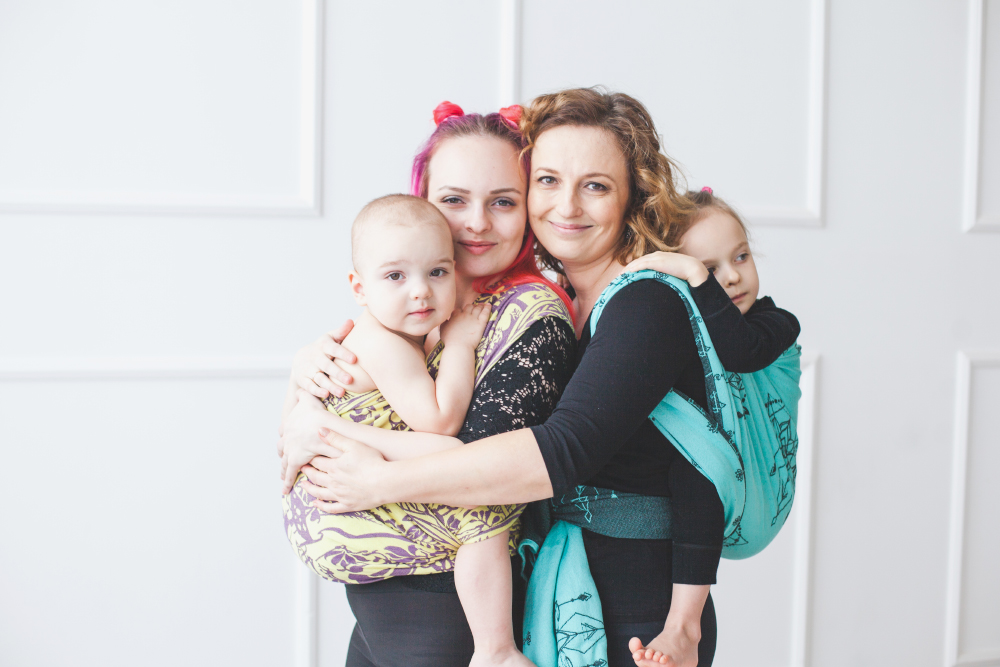 Чтобы было удобно и взрослому, и ребенку, слинг можно носить по⁠-⁠разному: спереди, на боку или за спиной. Фото: Анастасия Величко
