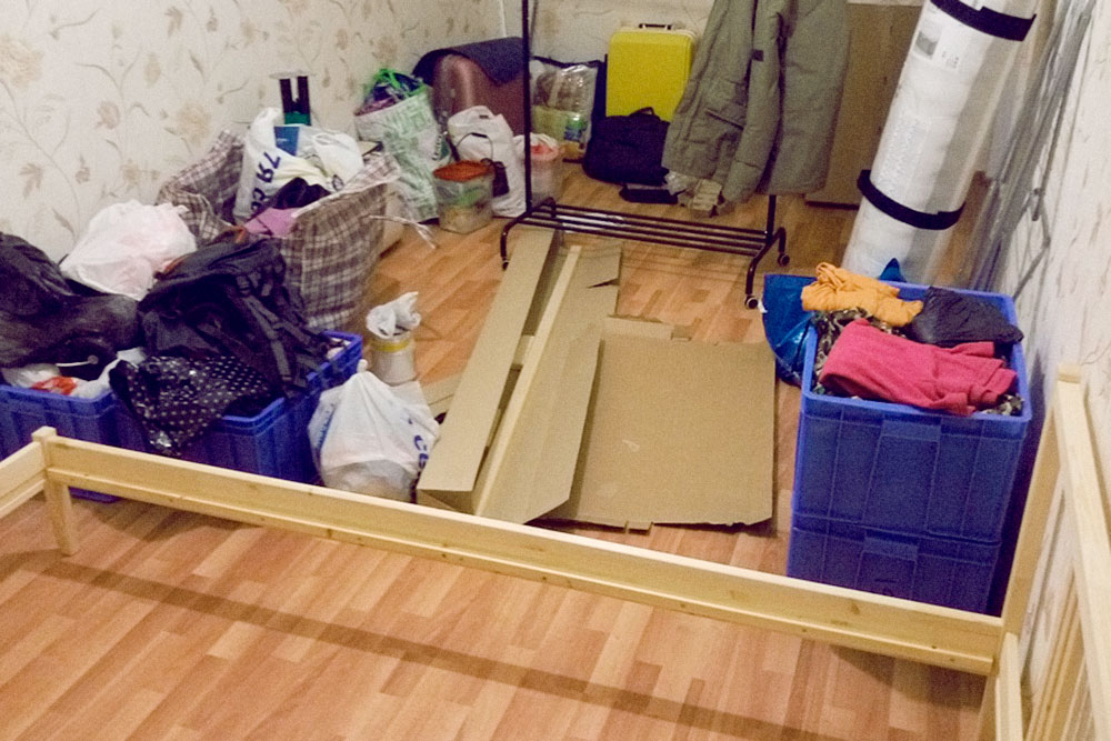 Наша комната после ремонта: на полу ламинат, на стенах свежие обои. Мы только что переехали, собираем мебель и раскладываем вещи