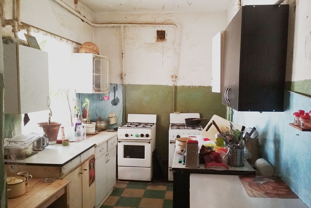 Сама квартира старая, отделка классическая коммунальная. На кухне две плиты — этого хватает, чтобы не было очереди