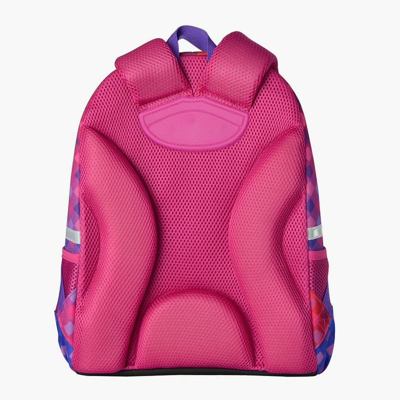 Ортопедические спинки на рюкзаках могут выглядеть по⁠-⁠разному: лучше дать примерить ребенку несколько вариантов и выбрать самый удобный. Источник: onlinetrade.ru