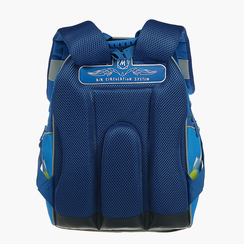 Ортопедические спинки на рюкзаках могут выглядеть по⁠-⁠разному: лучше дать примерить ребенку несколько вариантов и выбрать самый удобный. Источник: sima-land.ru
